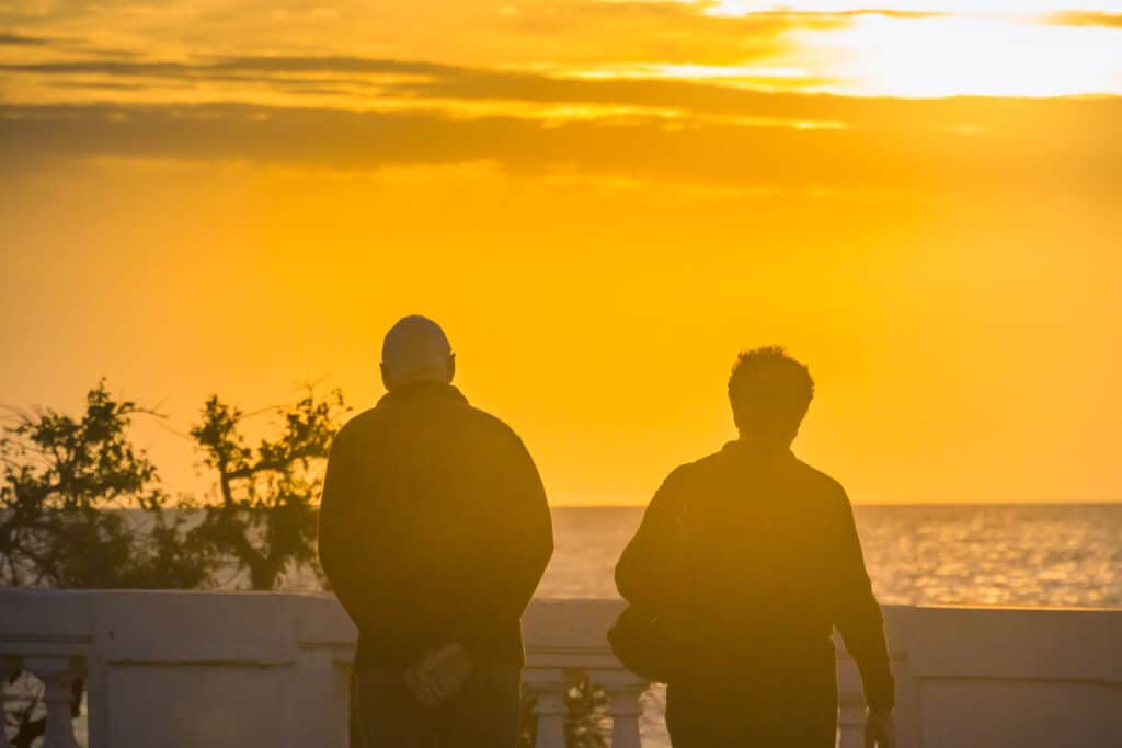 Altes Paar genießt den Sonnenuntergang vor dem Meer uruguay