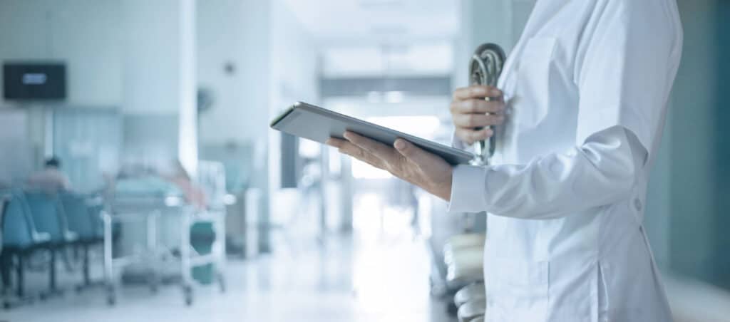 Arzt mit Stethoskop Analyse von Patientendaten Tablette Krankenhaus Gesundheitswesen Medizintechnik Konzept