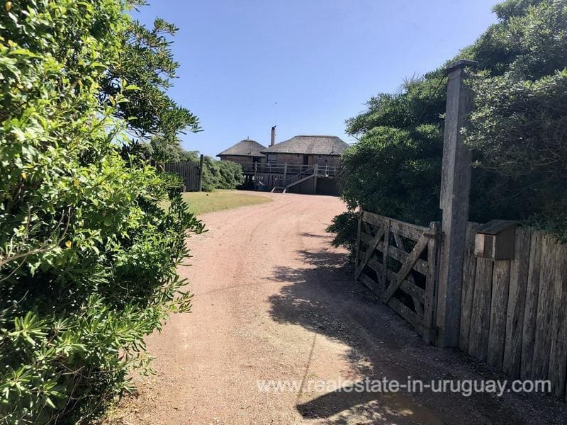 Stunning seafront property with private access to the beach Real