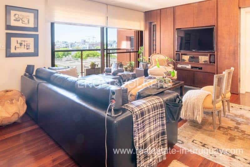 Top quality Seaview apartment in Pocitos Real Estate in Uruguay