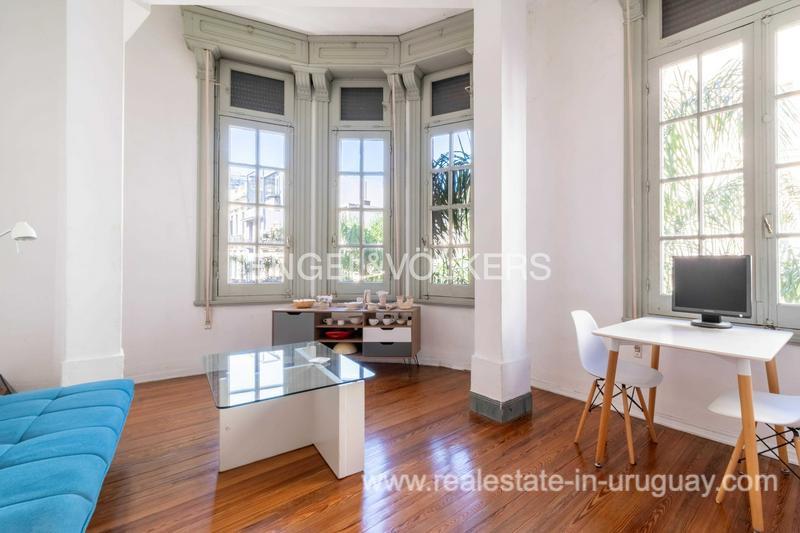 Apartment in Art Deco building in the old town of Montevideo Real