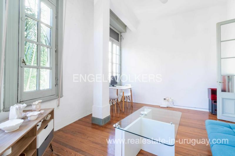 Apartment in Art Deco building in the old town of Montevideo Real