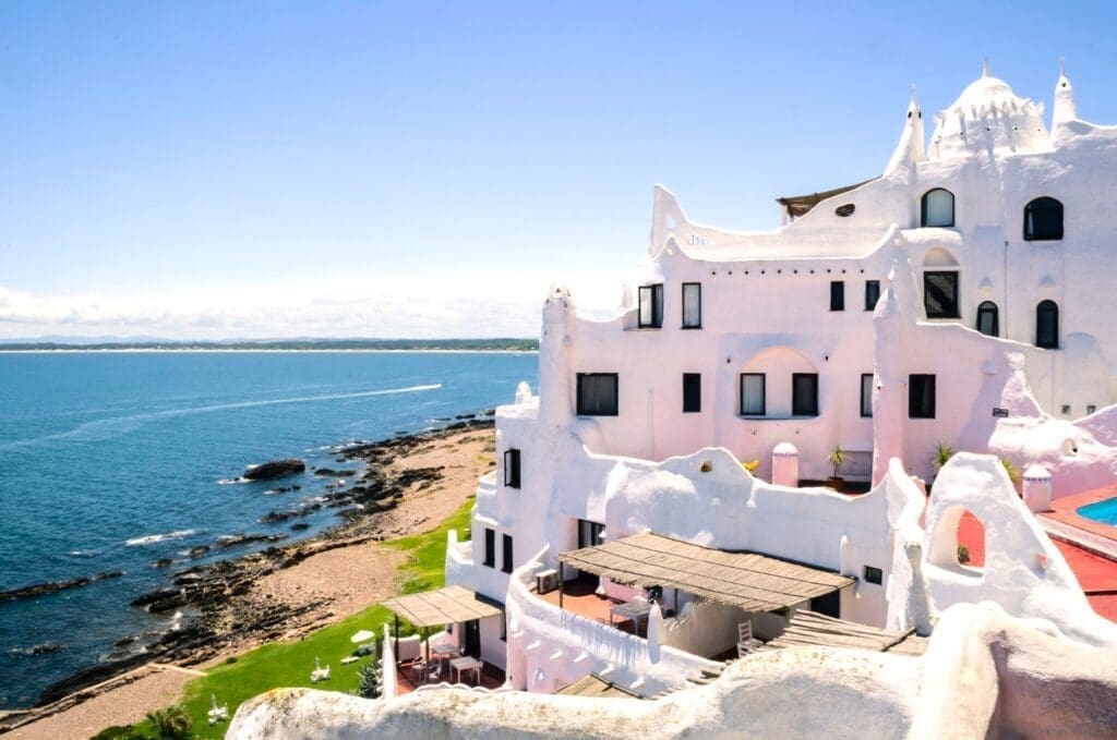 Blick auf das Meer vom schönen Casapueblo in Punta Ballena