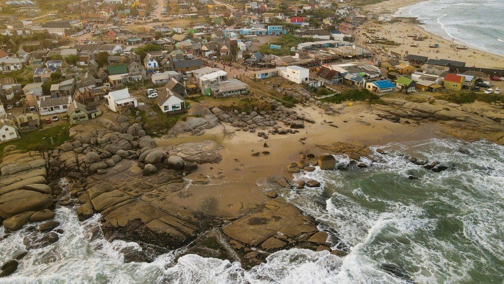 Luftaufnahme der Küstenstadt Punta del Diablo Uruguay Foto von Shutterstock com Santi Santo