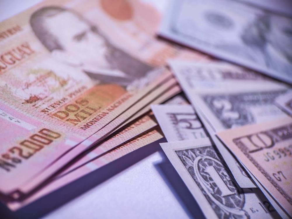 Währung Uruguay „peso“ im Vereinigten Staaten „dollar“, wirtschaftliche Illustration.