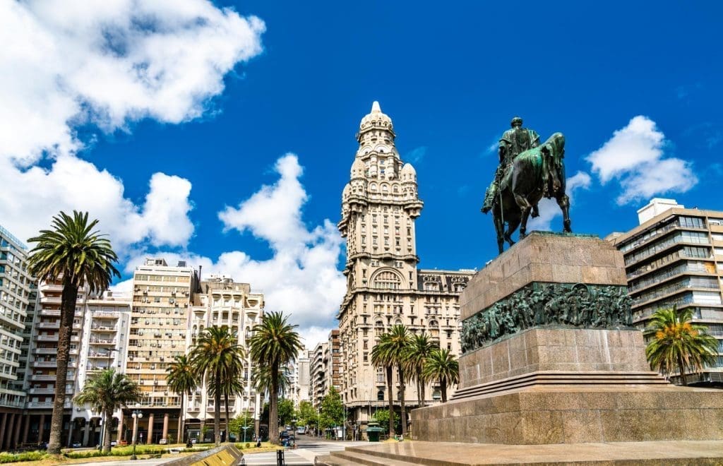 Das Artigas-Mausoleum auf der Plaza Independencia mit dem historischen Salvo-Palast im Hintergrund.